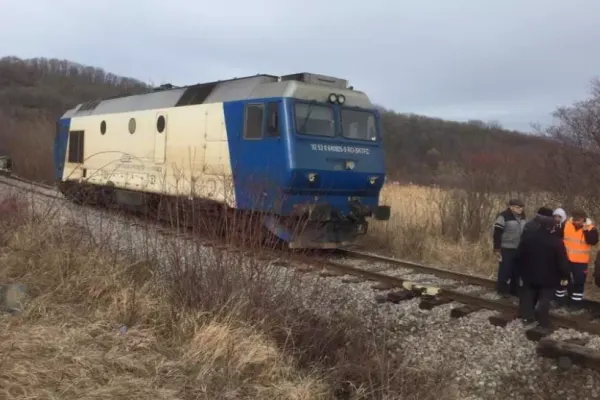 Accident grav: o adolescentă este rănită după ce mașina în care se afla a fost lovită de un tren