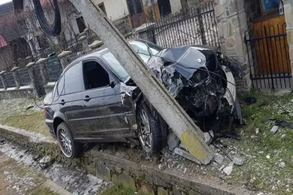 Grav accident rutier. Doi tineri au dărâmat un stâlp electric şi s-au oprit cu maşina într-un gard