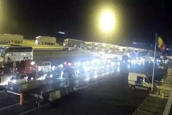 Cozi uriașe la Vama Nădlac! Românii vin acasă, din Italia, ”să moară în țara lor”
