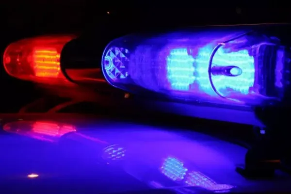 Un șofer și-a abandonat mașina în stradă și a fugit de polițiști