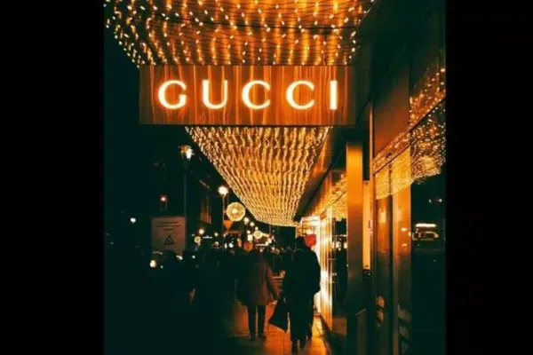 Măsuri COVID-19. Câte măști sanitare vor face casele de modă de lux Gucci și Saint Laurent