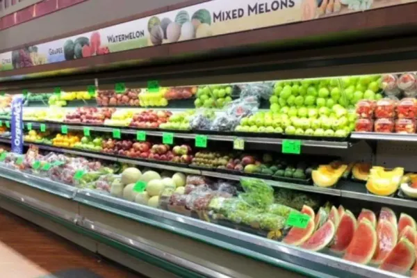 Arestată după ce a tușit peste alimentele din magazin