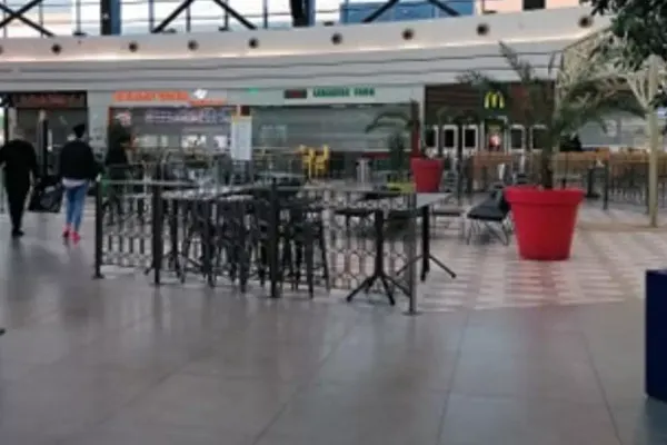 Patronii magazinelor de la mall AMENINȚĂ cu proteste! Oamenii sunt REVOLTAȚI că nu își mai permit să plătească salariile și chiriile