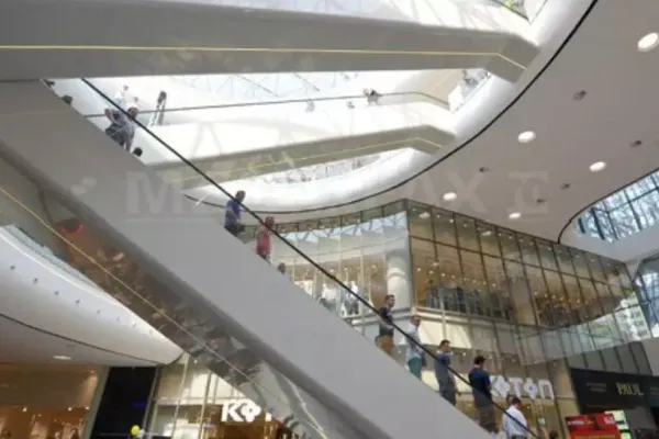 Răpire ca-n filme într-un mall din Arad! O tânără de 21 de ani a fost luată pe sus de trei oameni. Agresorii au fost urmăriți de polițiști