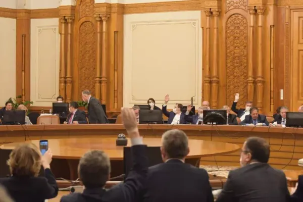 Vot final, condamnații definitiv pentru corupție rămân fără pensiile speciale