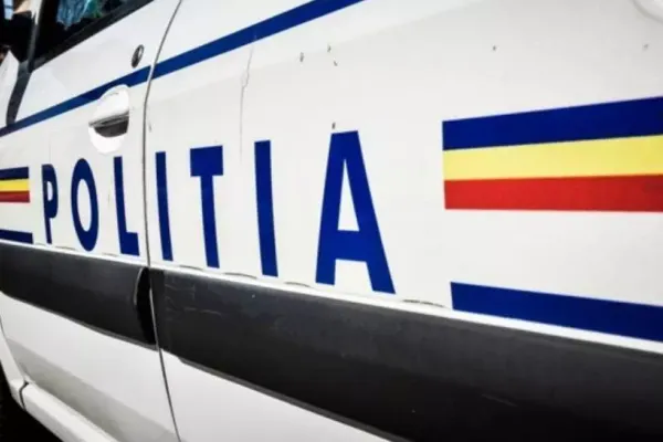 O mașină de poliție a luat foc în urma unui accident rutier: Doi agenți și un jandarm, răniți ușor