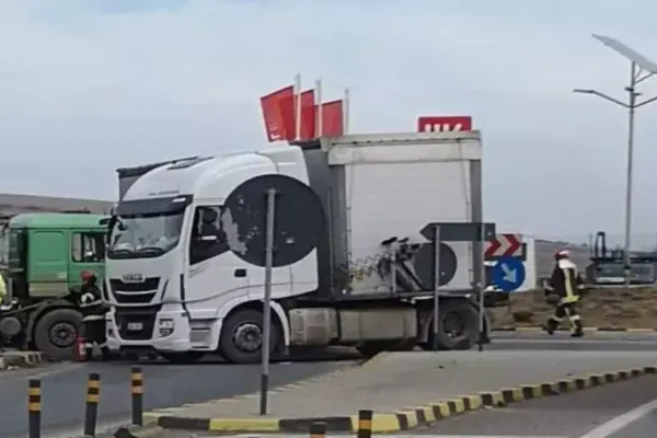 Accident cu două TIR-uri în sensul giratoriu din judeţul Covasna