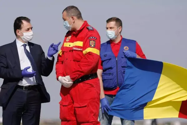 Medicii din Italia au revenit ACASĂ. Ludovic Orban i-a întâmpinat la aeroport: ”Le multumesc enorm. Au transmis o imagine frumoasă despre România”