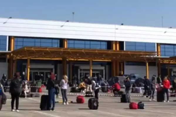 VIDEO A doua zi de HAOS pe aeroporturile din țară. Sute de români, BLOCAȚI la sol. Cursele spre Germania, RELUATE