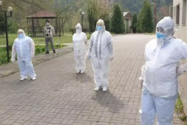 Încă un focar masiv de COVID într-un cămin de bătrâni din Hunedoara