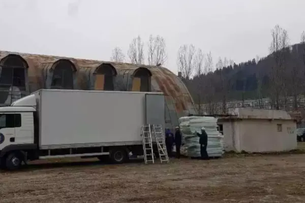 Vela, vizită după alunecarea de teren. Guvernul a trimis 20 de containere – locuinţe pentru sinistraţii din Azuga