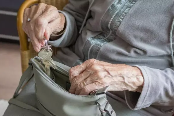 Femeie de peste 70 de ani, prinsă la furat, dar cu respectarea restricțiilor de vârstă. Cum au surprins-o polițiștii