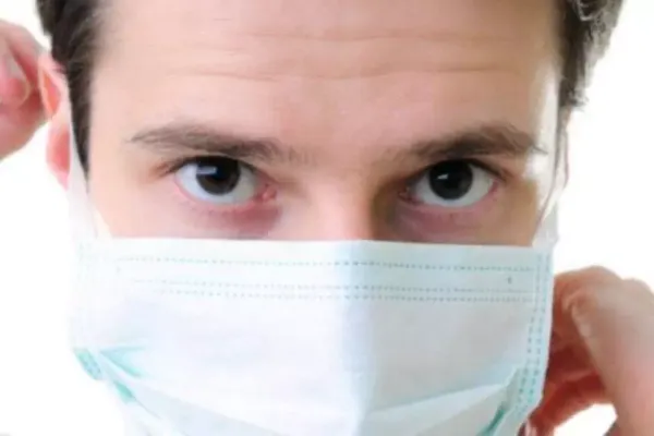 Român reținut, în Italia. Bărbatul, prins când trăgea măștile medicale de pe fețele oamenilor, în supermarket