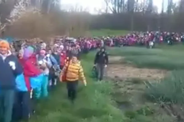 Imagini cu muncitorii români din Germania: sute de persoane, la coadă pentru a intra în tură