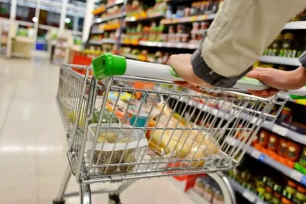 Ministrul Economiei așteaptă ieftinirea alimentelor: Lumea consumă mai puţin, oferta este mai mare decât cererea
