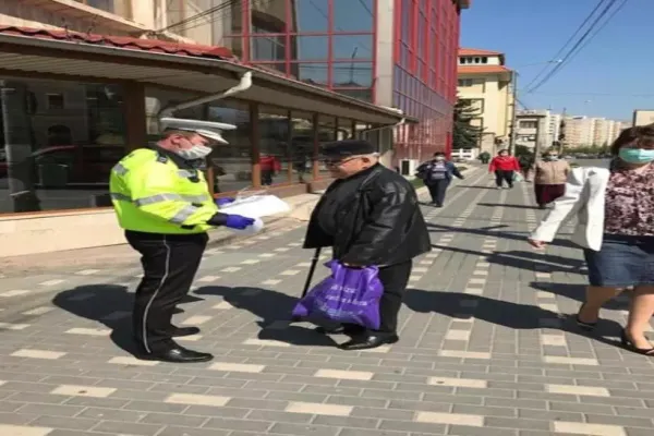 Materiale de protecție pentru vârstnicii din orașul Zalău de la polițiștii locali