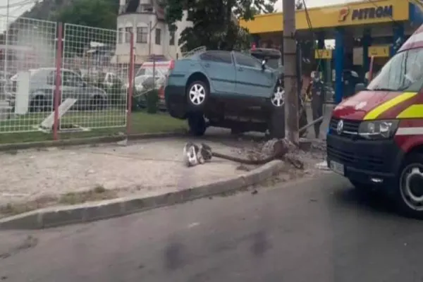 Două persoane rănite în urma unui accident provocat de un șofer băut, în Slatina