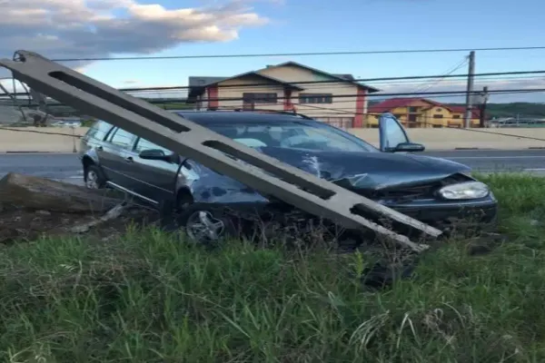 Stâlp de electricitate dărâmat la pământ și trafic blocat în urma unui accident rutier în județul Argeș