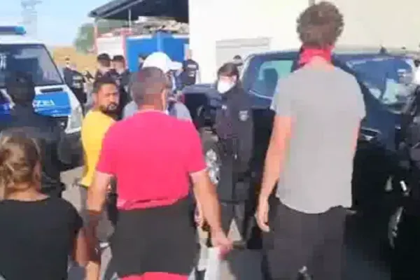 Protest spontan al românilor plecați la muncă în Germania. CE spune Ministru Muncii