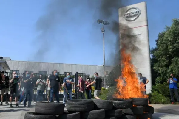 Proteste la Barcelona ca urmare a închiderii fabricii Nissan. 2.800 de oameni vor fi disponibilizați