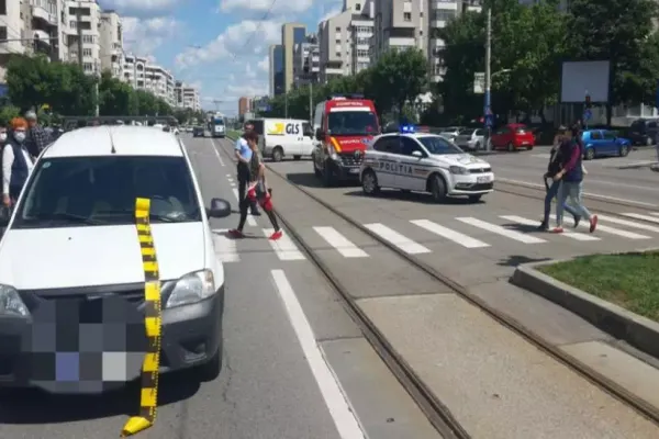 Craiova: Bărbat lovit de mașină. Pietonul nu a respectat culoarea semaforului