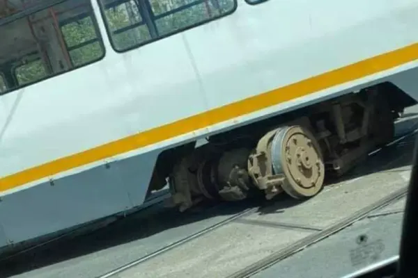 Încă un tramvai a deraiat, în București - IMAGINI de la locul accidentului