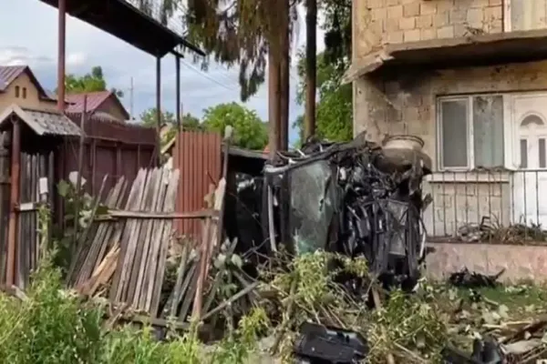 Accident teribil la Găești. S-a înfipt cu autoturismul în gardul unei gospodării