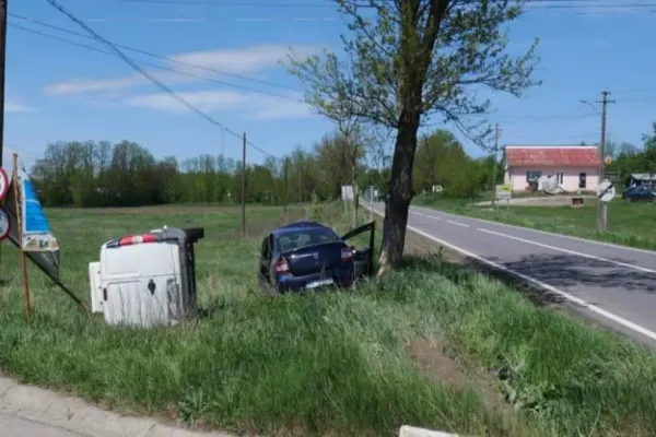 Accident grav în județul Botoșani, două autoturisme au ajuns pe câmp FOTO