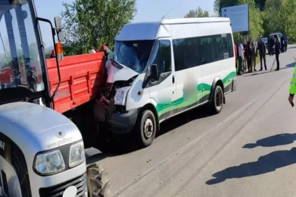 FOTO Accident în judeţul Cluj! Impact violent între un tractor şi un microbuz