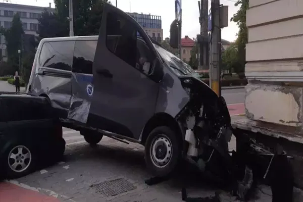Accident grav, în centrul Clujului: o dubă a Jandarmeriei, în misiune, făcută praf: 4 victime