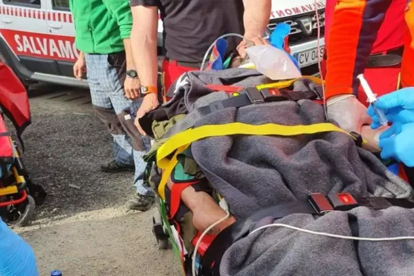 Accident grav, un motociclist băut şi fără permis s-a oprit într-un pom