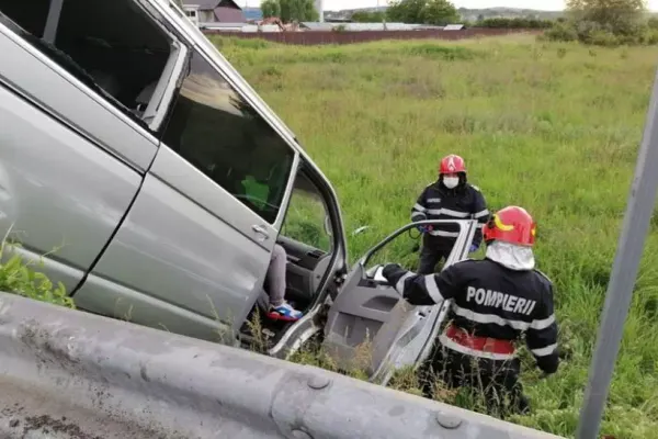 FOTO Accident spectaculos, a zburat cu mașina peste parapet, pe A1