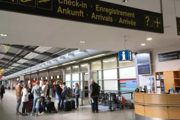 Români plecați la muncă în Germania, ținuți zeci de ore pe aeroport, cu ajutorul poliției
