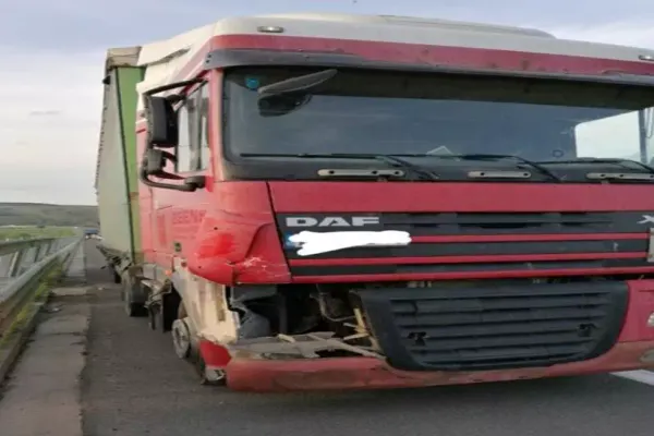 Accident mortal pe A1, în jud. Alba. Șofer aflat pe banda de urgență, SPULBERAT de un camion