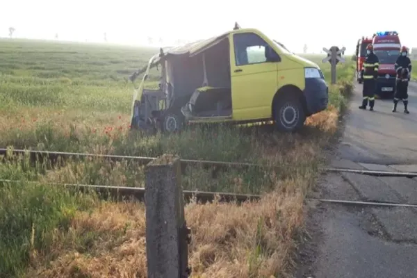 Accident feroviar în Olt. Autoutilitară lovită de un tren de pasageri