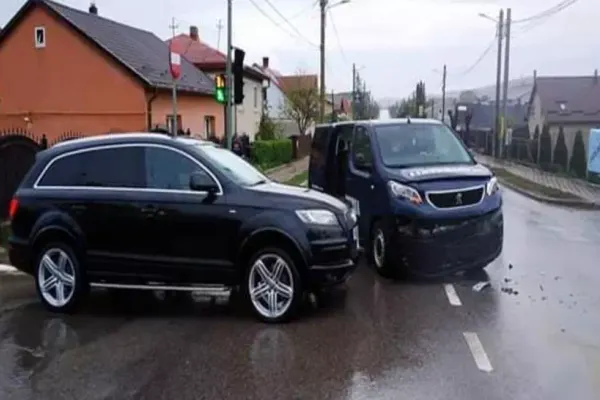 Dubă a Jandarmeriei, implicată într-un accident rutier, în Suceava
