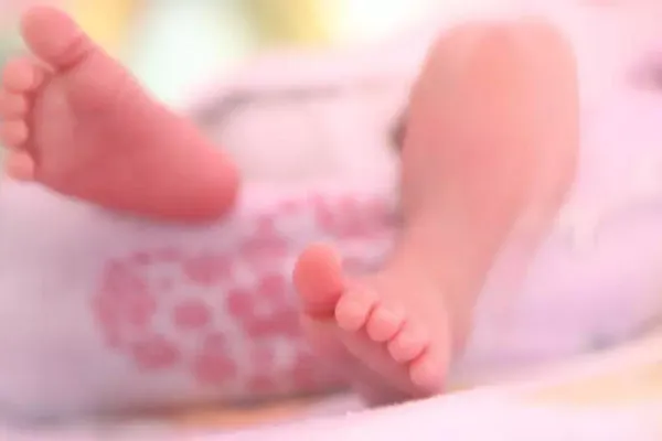 Starea de sănătate a uneia dintre cele două gemene înjunghiate de tată, GRAVĂ, dar stabilă. Ce spun medicii