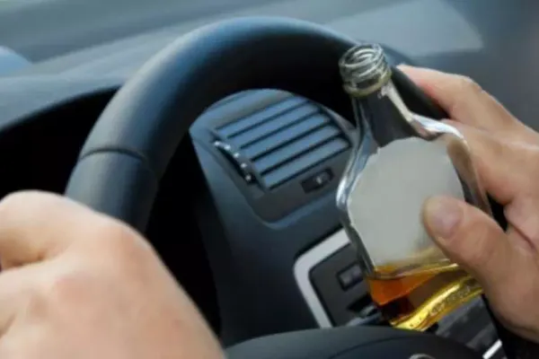 Un șofer cu alcoolemie de 1,16 la mie s-a urcat la volan de față cu polițiștii și a plecat