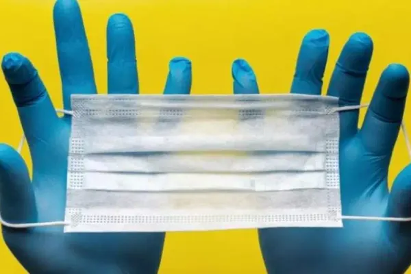 Purtarea măștii de protecție ar putea fi LIMITATĂ la spațiile închise și instituțiile publice, ca urmare a unui amendament AUR