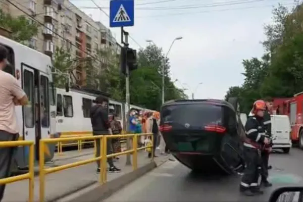 Accident grav, pe linia tramvaiului 41: mașină răsturnată, șoferul a scăpat ca prin minune
