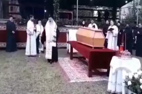 Sicriul cu trupul neînsuflețit al ÎPS Pimen a ajuns la Mănăstirea „Sf.Ioan cel Nou” din Suceava VIDEO