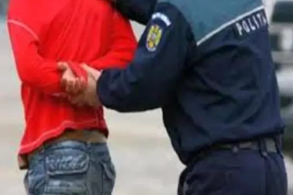 Un român urmărit internațional pentru viol și furt, prins de polițiști