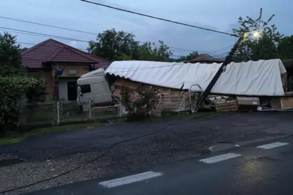Accident spectaculos în Argeș: a ajuns cu TIR-ul direct în curtea Poliţiei, după ce a ratat curba!