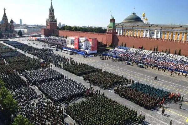 Moscova nu se teme de epidemia de coronavirus: Mii de oameni, adunati in Piata Rosie, la o parada militara