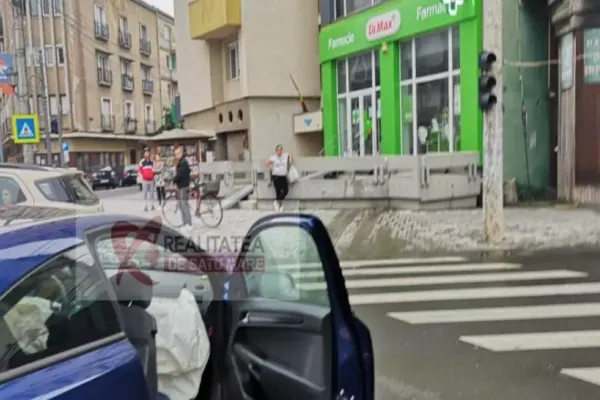 Accident într-o intersecție centrală din Satu Mare. Un șofer a intrat cu mașina pe trotuar și s-a izbit de un parapet