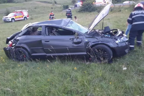 Accident în Cluj! Două persoane rănite după ce s-au răsturnat cu maşina pe câmp