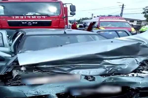 Trei mașini implicate într-un accident de circulație, la Cluj. Unul dintre șoferi, rănit grav