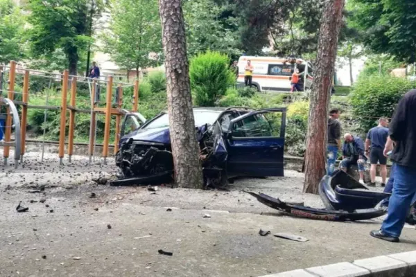 Accident spectaculos în Sfântu Gheorghe. O mașină a plonjat în spațiul de joacă pentru copii și s-a oprit într-un copac