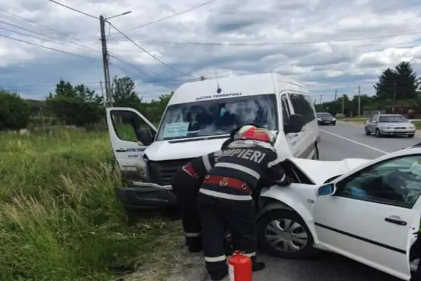 Accident soldat cu TREI victime la Argeș! Un microbuz a intrat în coliziune cu un autoturism