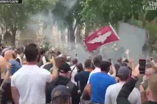 Proteste violente la Londra. Oamenii au ieșit în stradă și la Paris. Vezi MOTIVELE